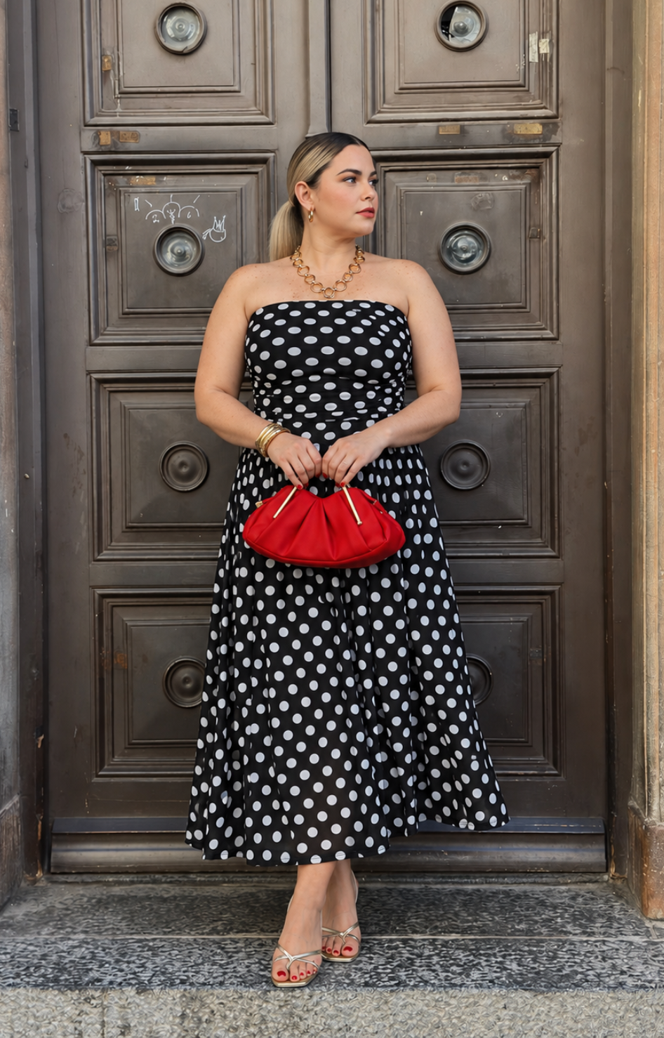 Vestido negro fruncido con polka dots