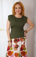 Blusa verde con detalle lateral drapeado
