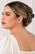 Pinza para cabello Boutiquemirel con pedrería, brillante y decorativa, diseñada para sujetar peinados con estilo y elegancia.