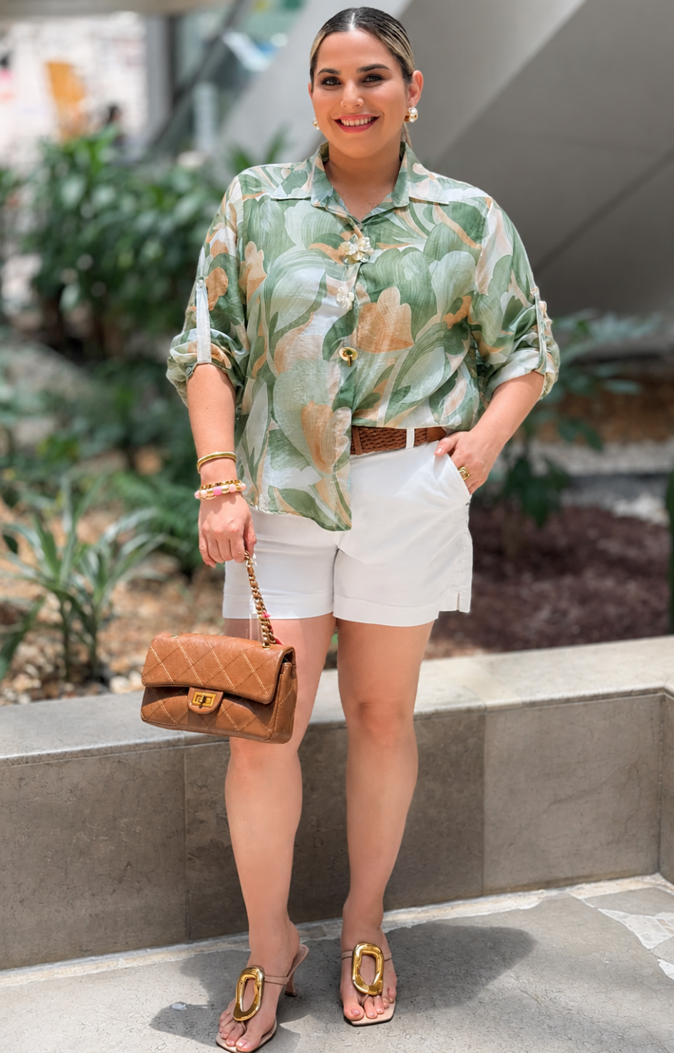 Blusa estampada con botones decorativos