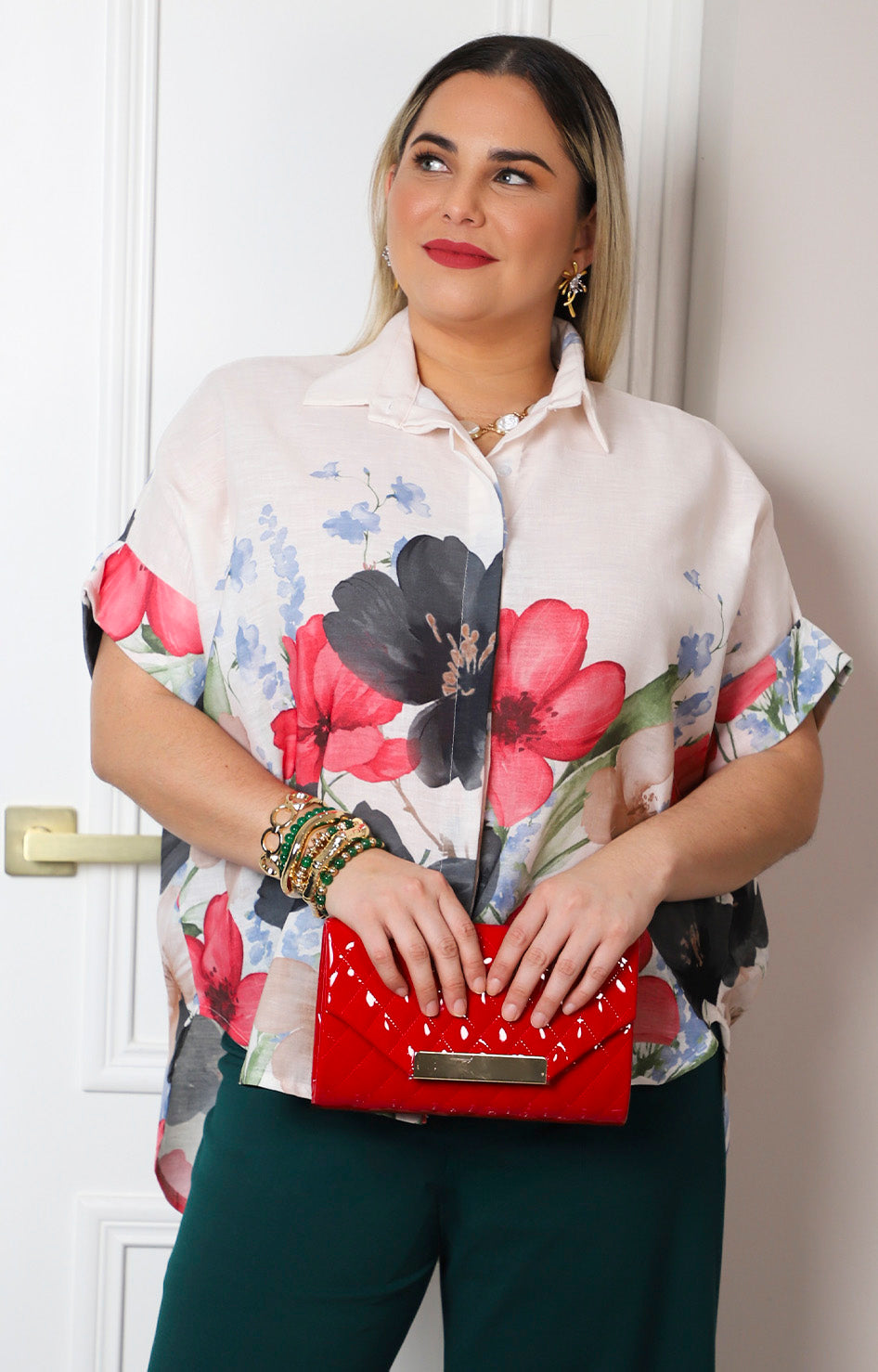 Blusa beige camisera con estampado floral