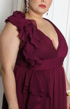 Vestido largo con escote en V y olanes laterales