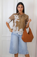 Blusa camisera café con encaje