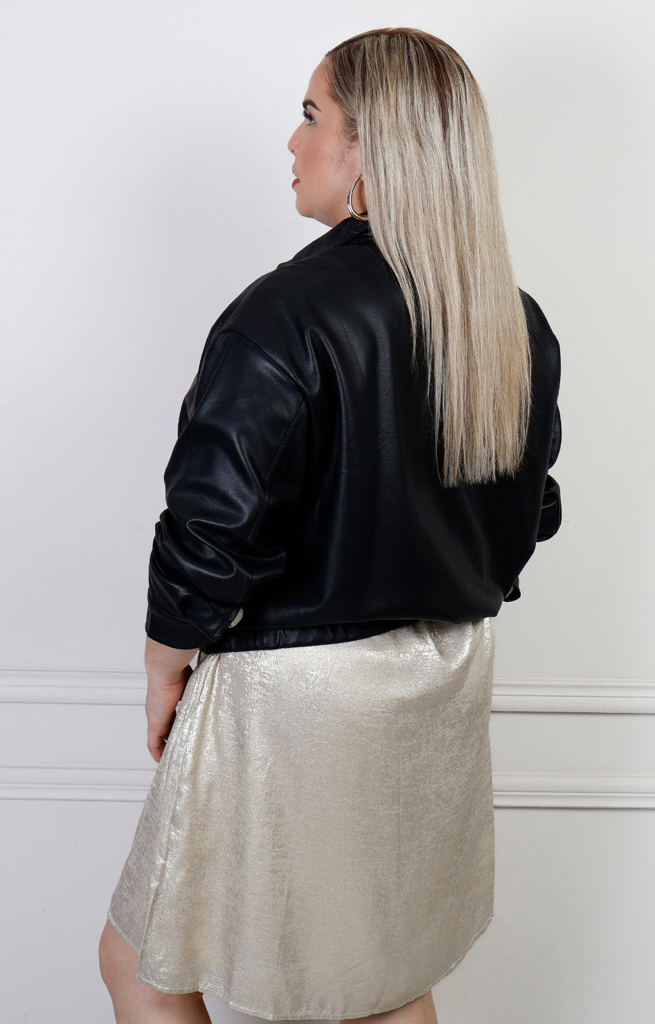 Chamarra negra de cuello alto con cierre de la marca Boutiquemirel, diseñada para curvas, vista del frente con cierre visible.