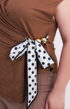 Blusa cafe con lazo