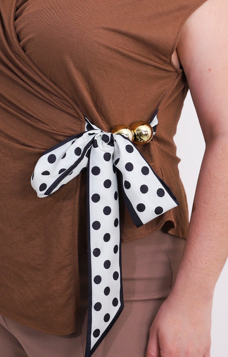 Blusa cafe con lazo