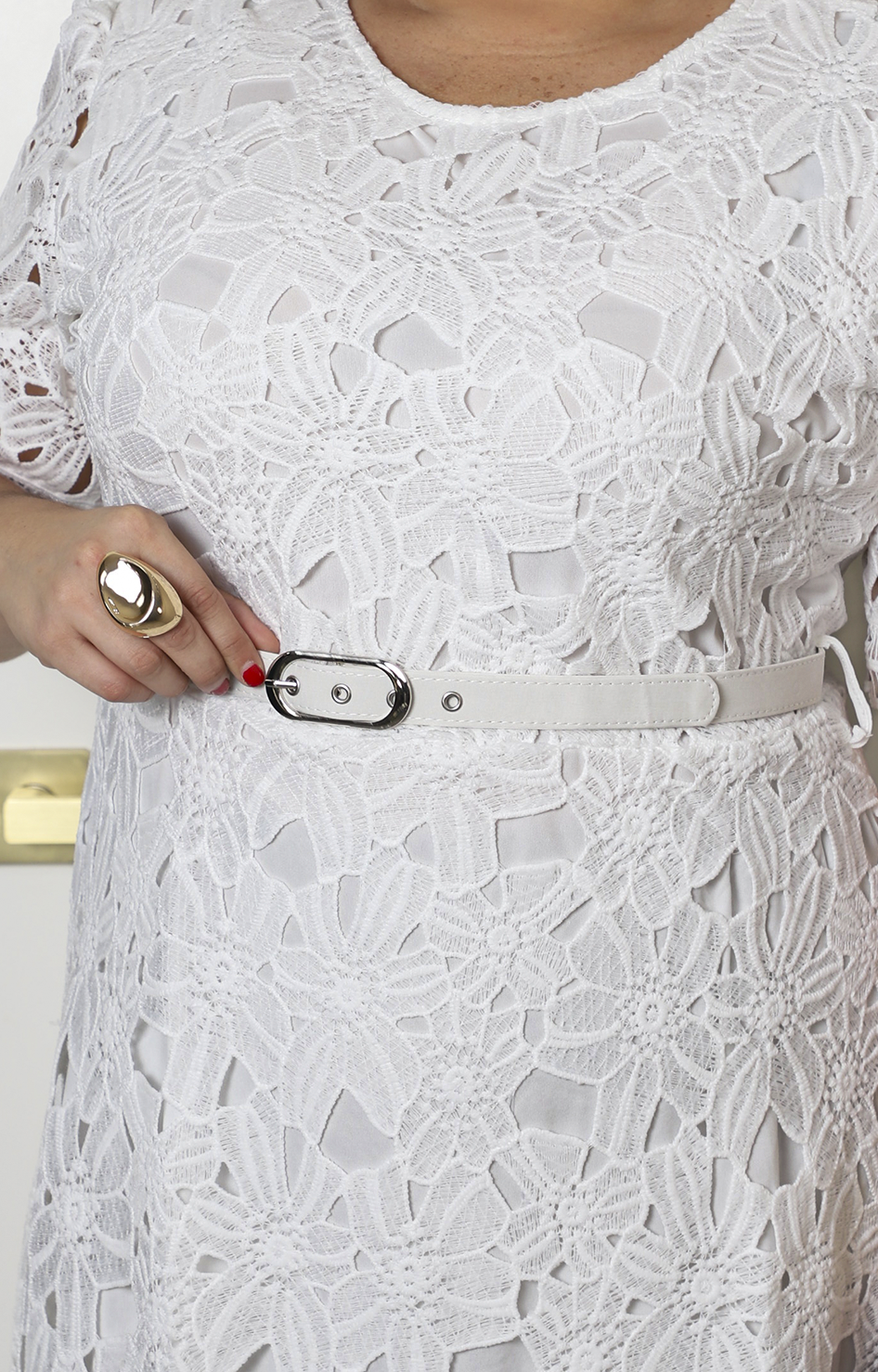 Vestido corto de guipur con cinturón