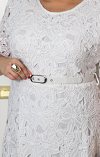 Vestido corto de guipur con cinturón