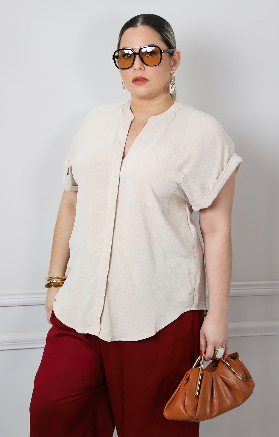 Blusa beige con cuello en V