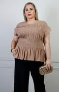 Blusa beige texturizada con detalles de smocking, estilo curvy de la marca Boutiquemirel, para un look elegante y cómodo.