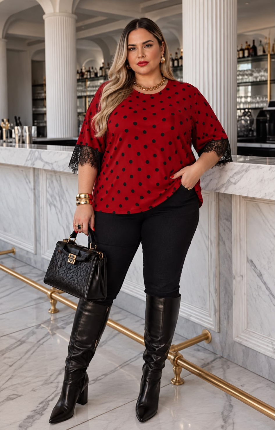 Blusa curvy de Boutiquemirel con estampado de puntos y detalles de encaje en la parte superior, estilo elegante y femenino.