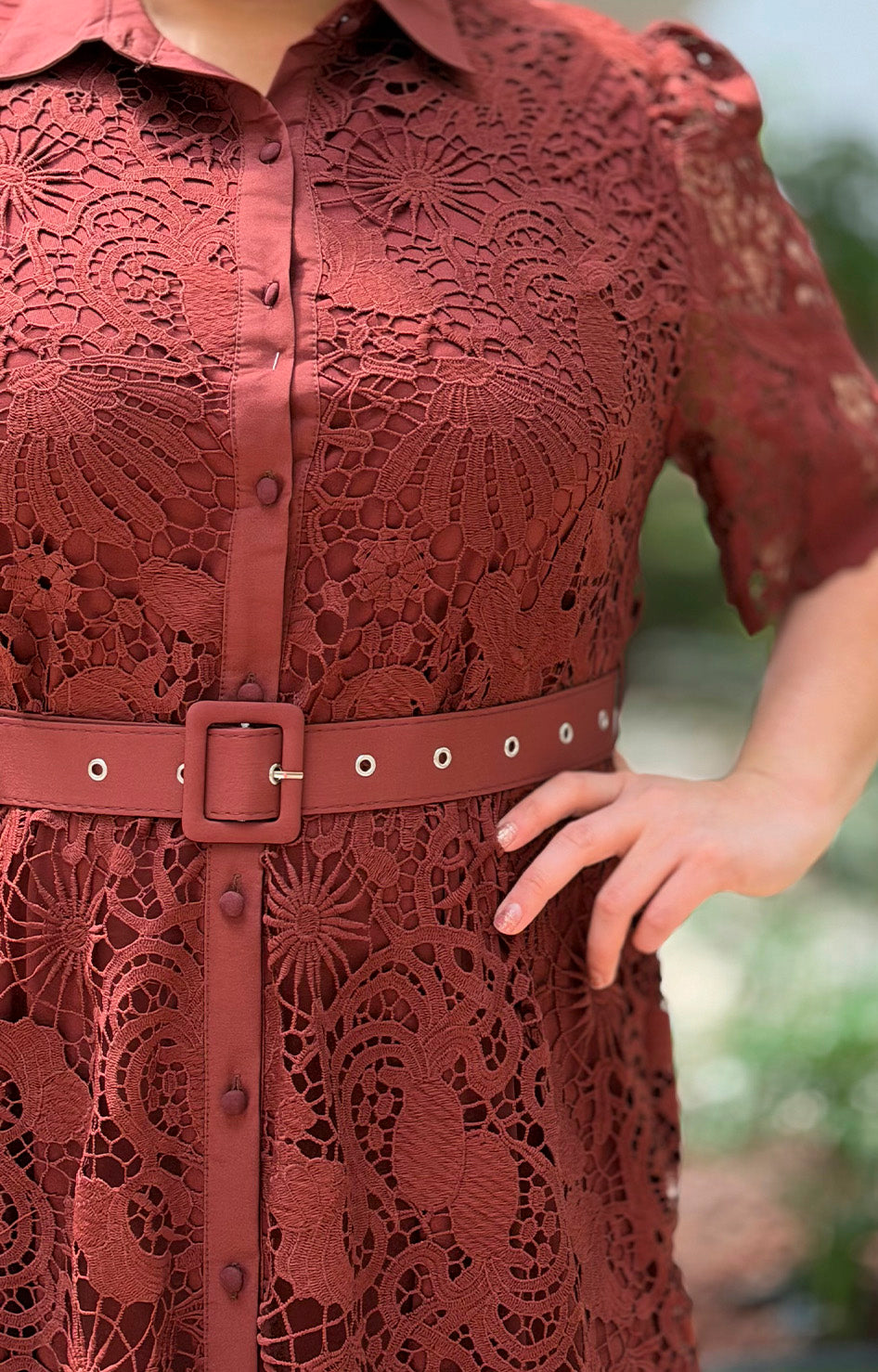 Vestido de guipur con cinturón