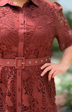 Vestido largo curvy de guipur con cinturón de la marca LA REYNA, mostrando el diseño y detalles del tejido.
