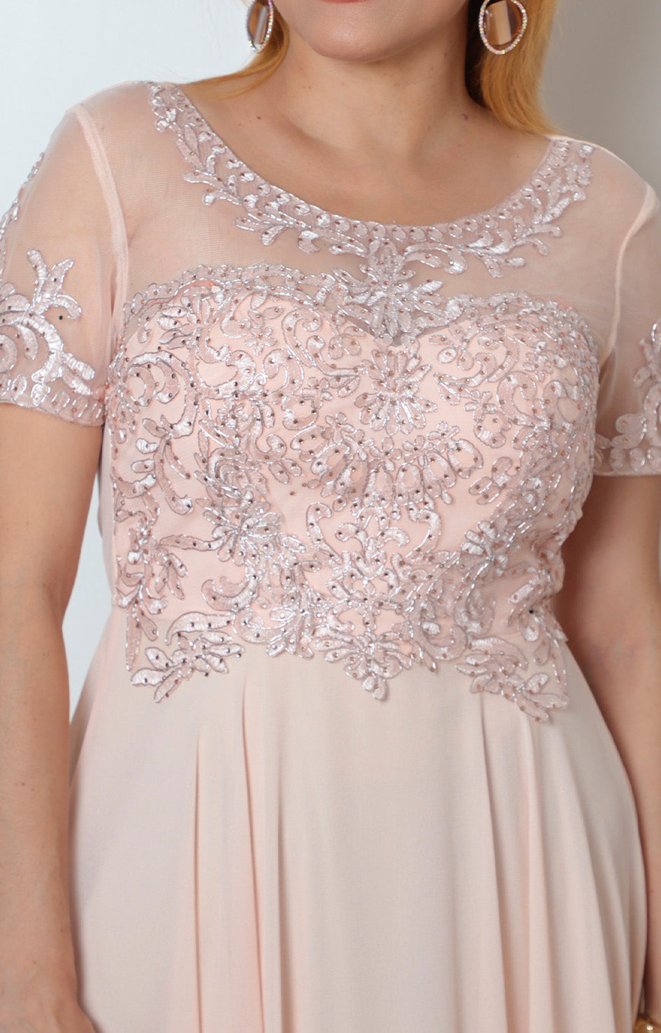 Vestido largo elegante con encaje bordado