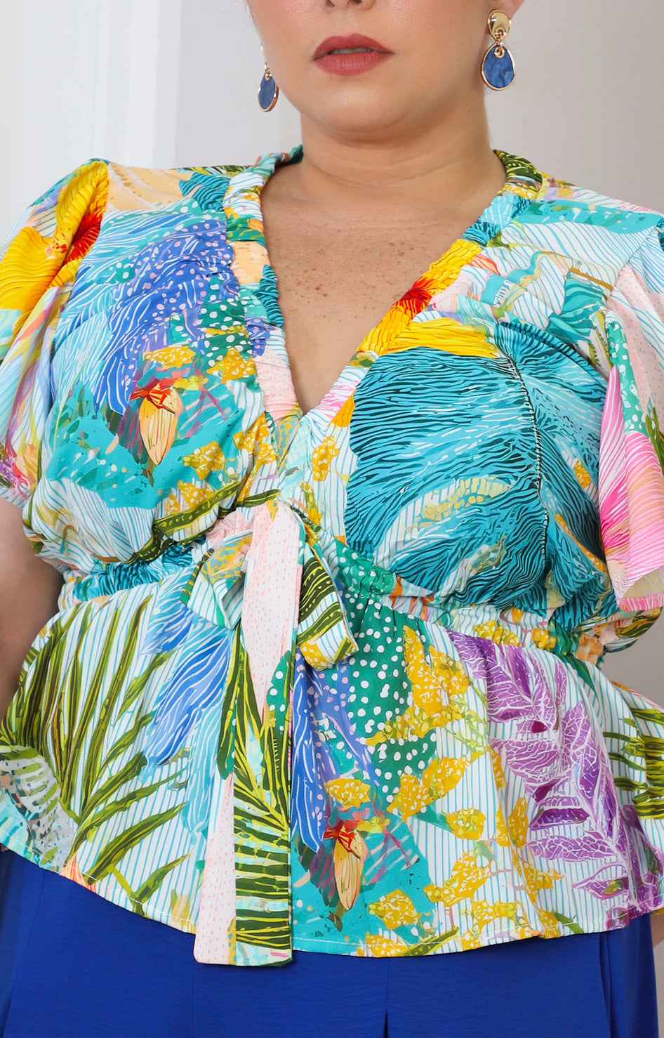 Blusa peplum estampada con amarre frontal