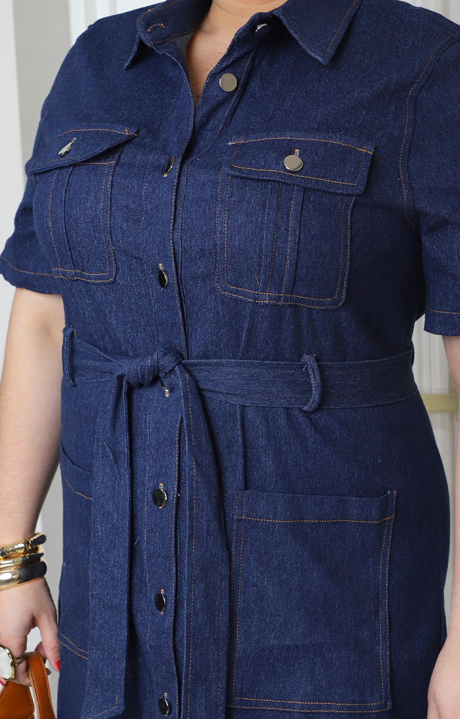 Vestido corto azul estilo camisero con cinturón