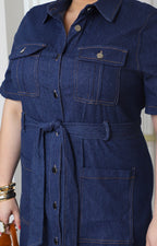 Vestido corto azul estilo camisero con cinturón