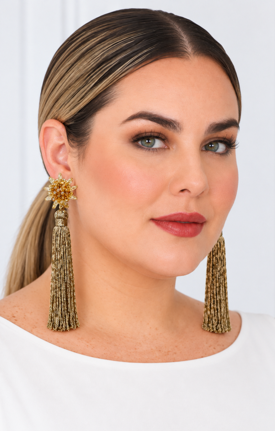 Aretes colgantes de flecos con flor