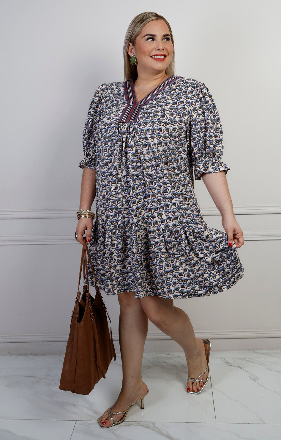 Vestido corto estampado floral con escote en V