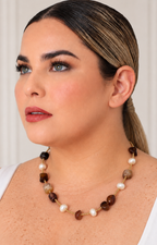 Collar de piedra natural multicolor Boutiquemirel con cuentas en tonos variados y diseño artesanal