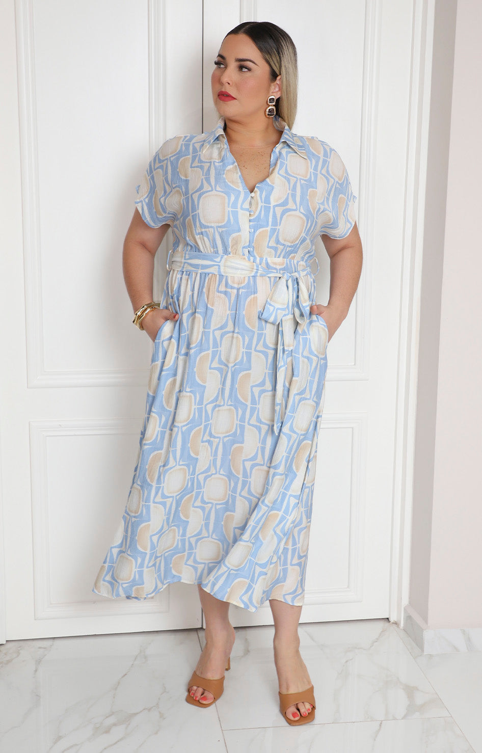 Vestido con estampado geométrico y cinturón