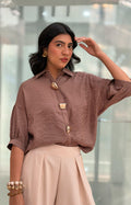 Blusa camisera con mangas globo y botones dorados
