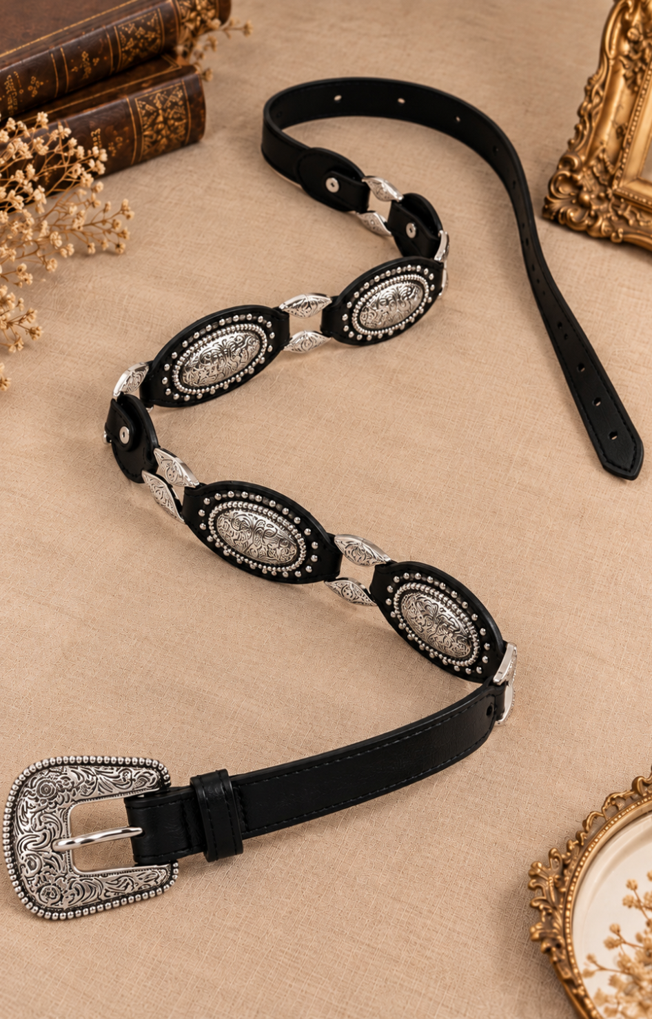 Cinturón de conchos plateados Boutiquemirel con detalles metálicos decorativos y diseño elegante