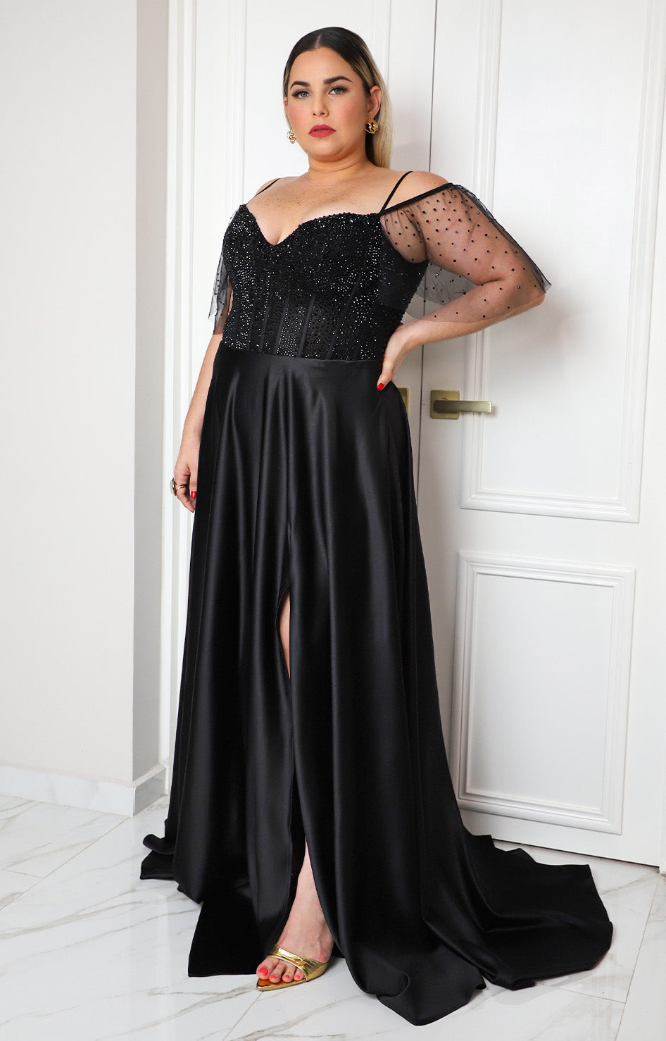 Vestido largo negro con pedrería y tul