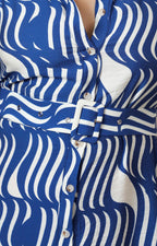Vestido camisero con estampado geométrico azul