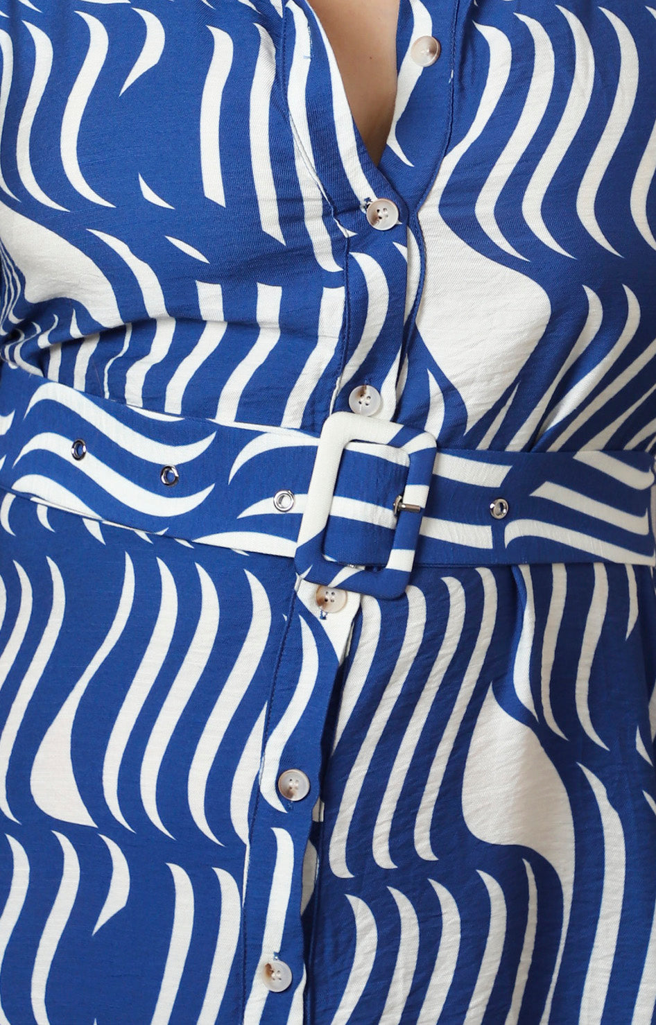 Vestido camisero con estampado geométrico azul