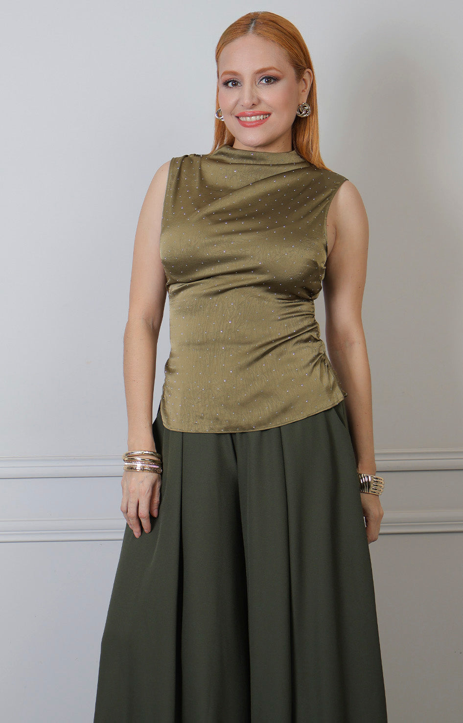Blusa beige sin manga con pedrería