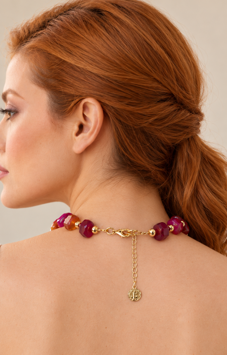 Collar de piedra natural magenta Boutiquemirel, diseño artesanal con cuentas de color intenso