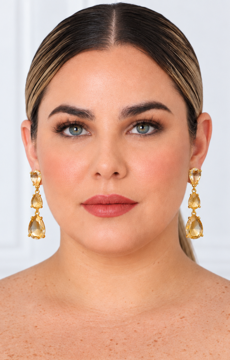 Aretes colgantes de gotas doradas
