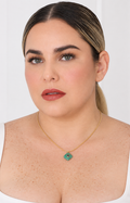 Collar fino con dije de trébol de piedra natural