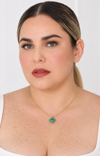 Collar fino con dije de trébol de piedra natural