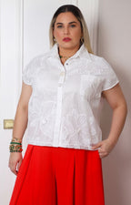 Blusa camisera blanca con encaje floral