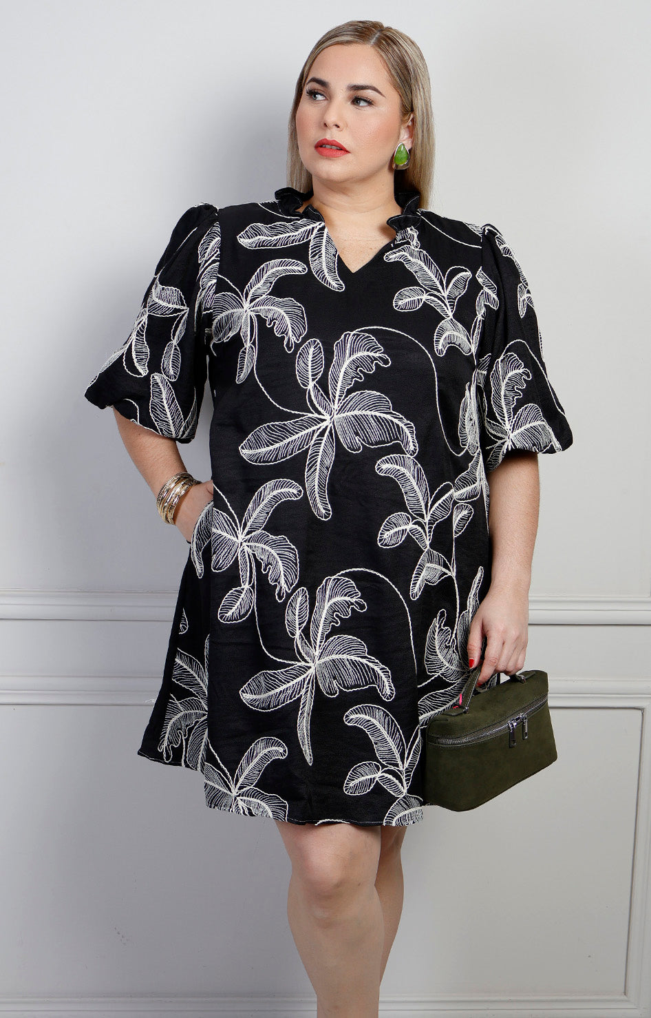 Vestido corto curvy de Boutiquemirel con estampado de hojas y mangas globo, mostrando su diseño femenino y favorecedor.