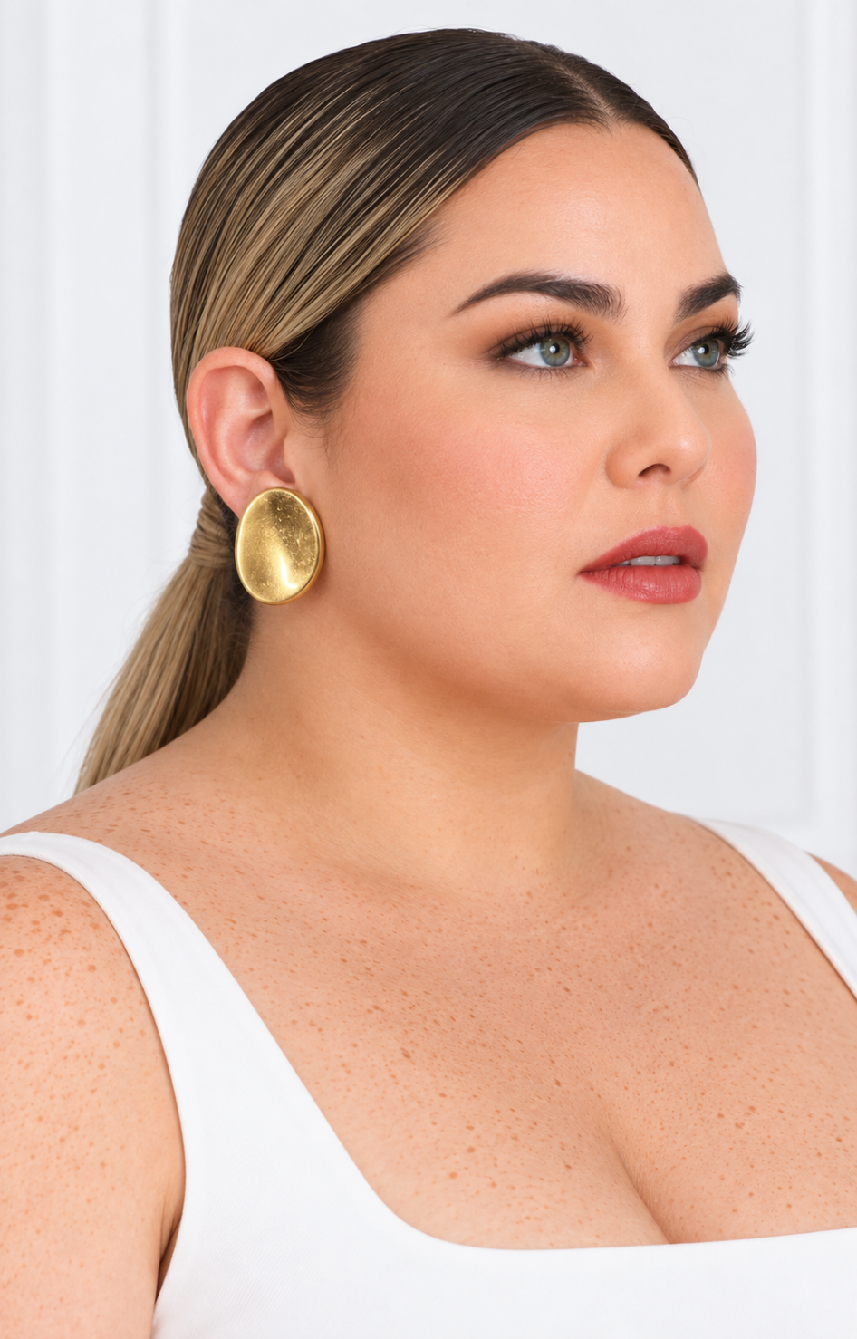 Aretes botón ovalado dorado