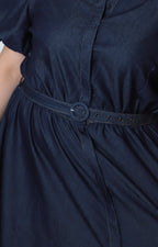 Vestido corto curvy de mezclilla con cinturón de la marca Boutiquemirel, mostrando el diseño ajustado y detalles del cinturón.