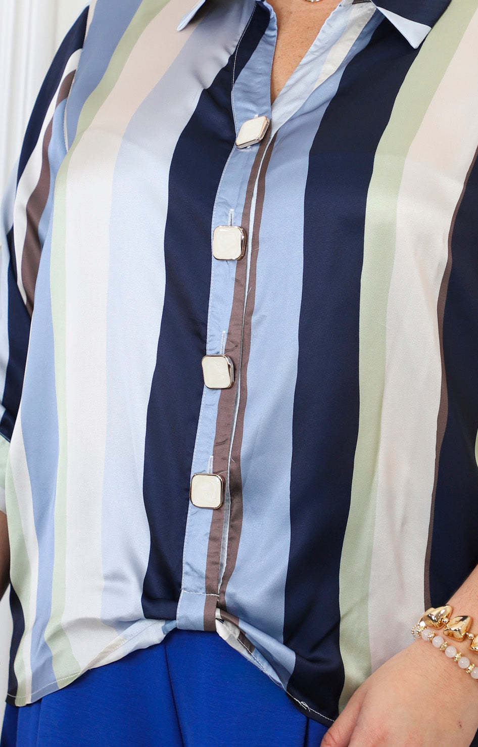 Blusa satinada a rayas azul