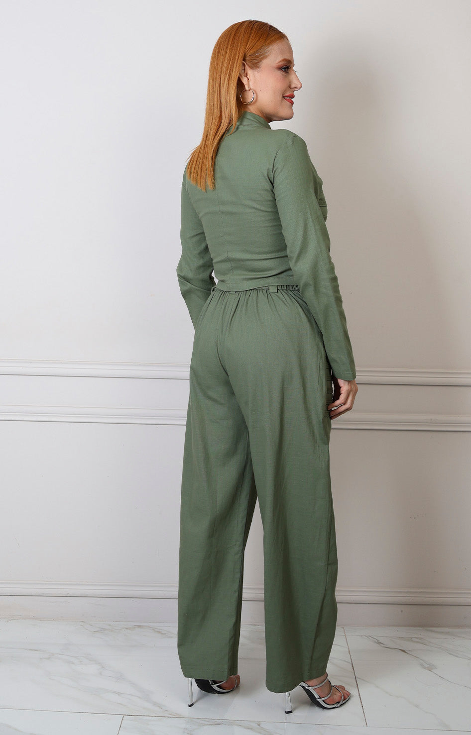 Conjunto verde estilo militar con botones