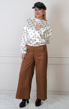 Chamarra regular beige satinada con estampado de lunares polka dots de la marca Boutiquemirel, vista frontal en color claro.
