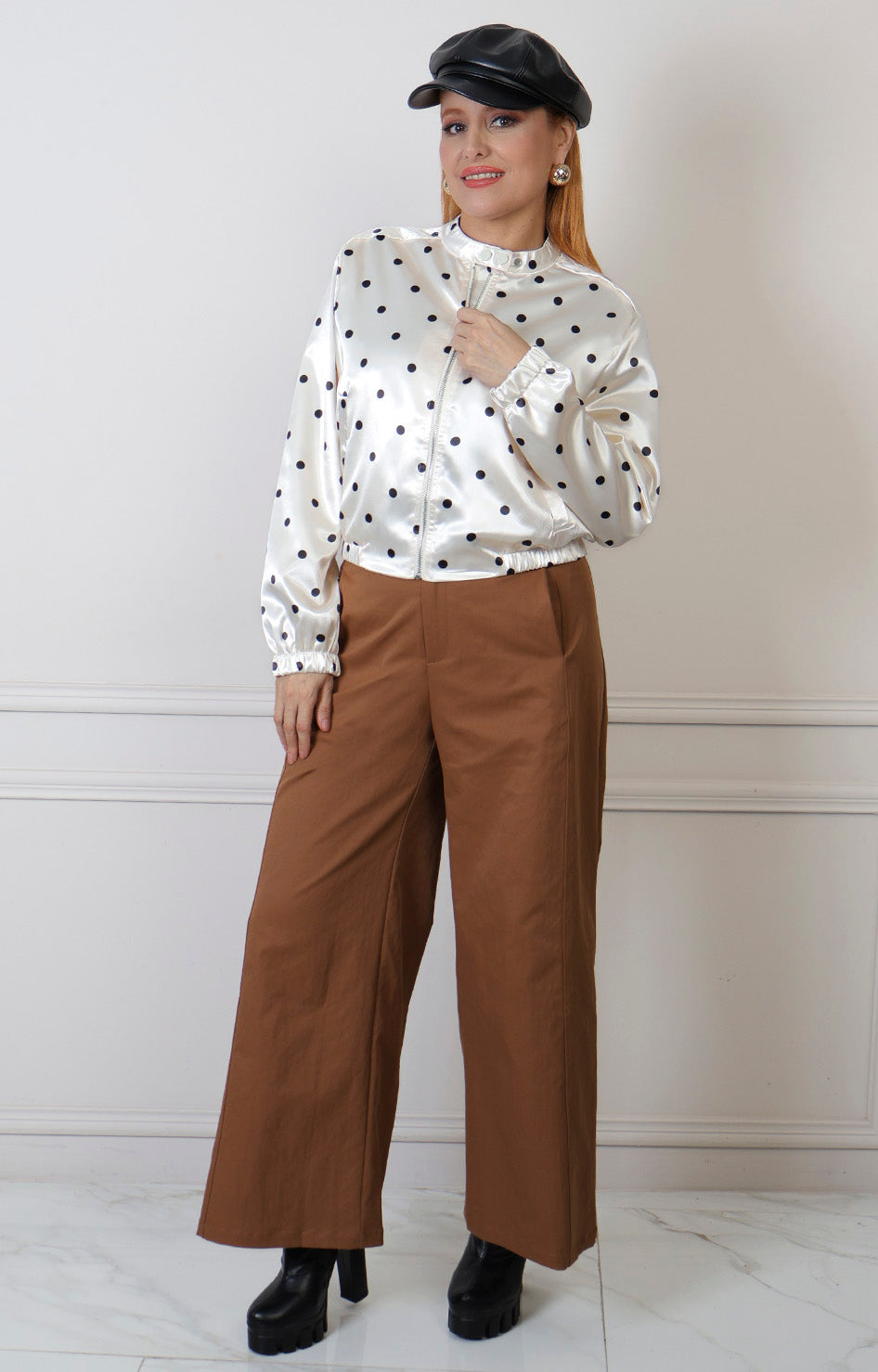 Chamarra regular beige satinada con estampado de lunares polka dots de la marca Boutiquemirel, vista frontal en color claro.