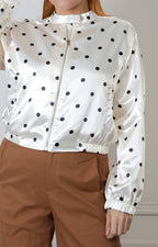 Chamarra beige satinada con estampado de lunares polka dots, estilo regular, de la marca Boutiquemirel.