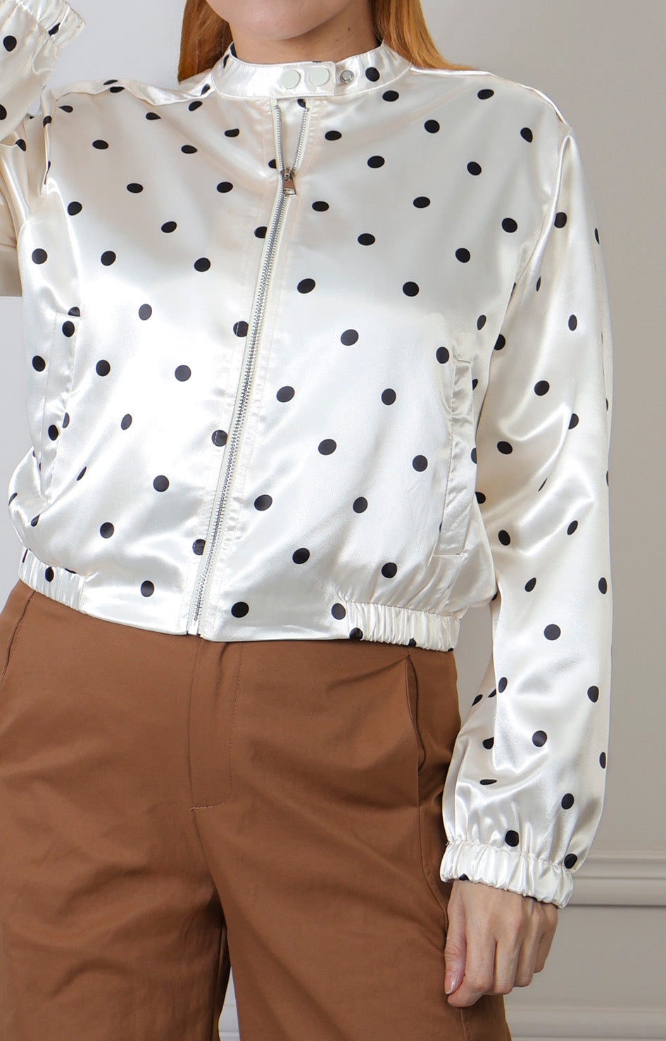 Chamarra beige satinada con estampado de lunares polka dots, estilo regular, de la marca Boutiquemirel.