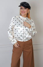Chamarra beige satinada con estampado de lunares polka dots de la marca Boutiquemirel en estilo regular.