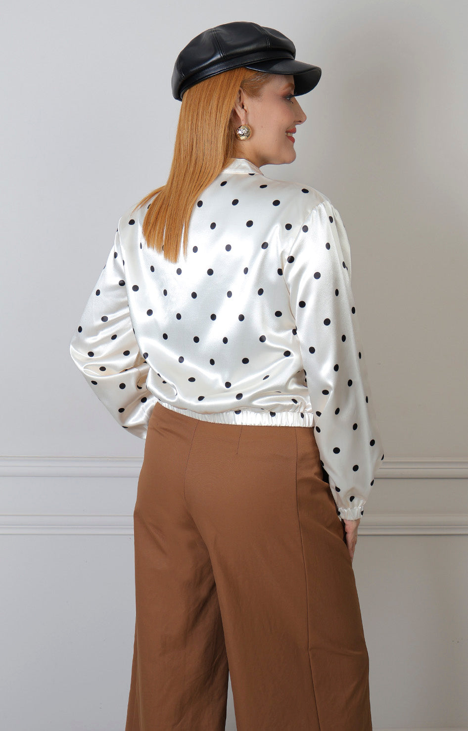 Chamarra beige satinada con estampado de puntos polka dots, estilo regular de la marca Boutiquemirel, vista frontal en la imagen.