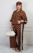 Conjunto café de polka dots con rayas laterales