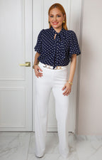 Blusa azul de polka dots con mangas globo