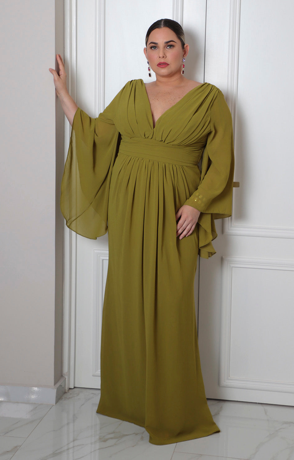 Vestido largo verde con escote drapeado